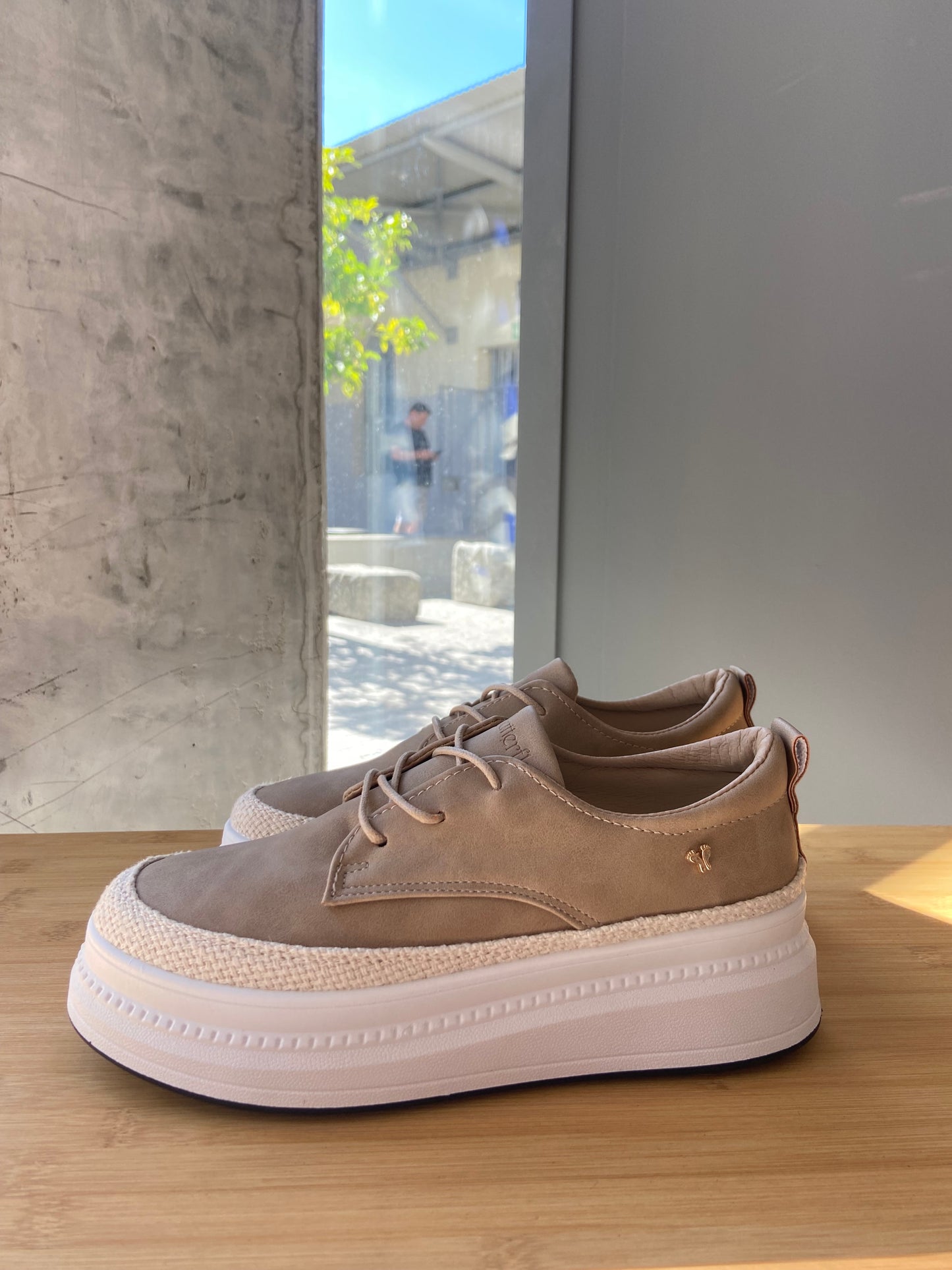 Senhora Tan Sneaker