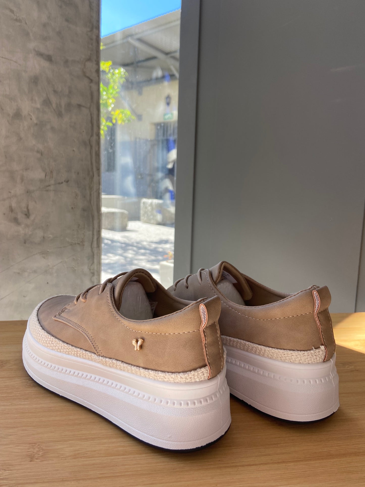 Senhora Tan Sneaker