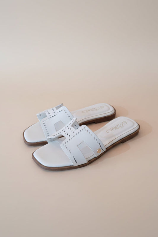 Miss Black Syrup White